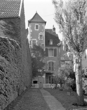 Façade postérieure du n° 8 de la rue du Marché, avec la tour Saint Pierre Fourier : vue rapprochée. © Région Bourgogne-Franche-Comté, Inventaire du patrimoine