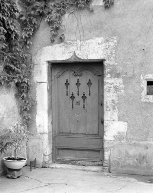 Tour Saint Pierre Fourier : détail de la porte d'entrée sur cour. © Région Bourgogne-Franche-Comté, Inventaire du patrimoine