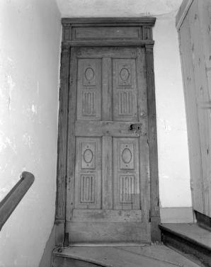 Porte d'entrée masquant l'escalier pivotant en bois. © Région Bourgogne-Franche-Comté, Inventaire du patrimoine