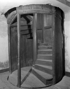 Détail du rez-de-chaussée du cylindre pivotant contenant l'escalier : partie libre donnant accès à l'escalier. © Région Bourgogne-Franche-Comté, Inventaire du patrimoine