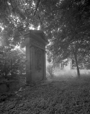 Niche située au fond du parc (21 rue du Marché), de trois quarts gauche. © Région Bourgogne-Franche-Comté, Inventaire du patrimoine