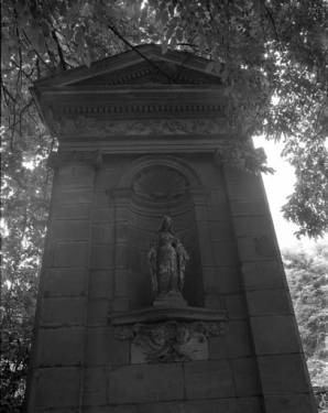 Niche située au fond du parc (21 rue du Marché), de face. © Région Bourgogne-Franche-Comté, Inventaire du patrimoine