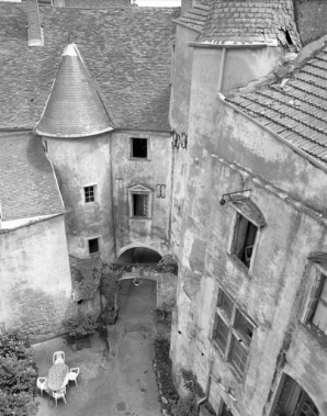 Bâtiment droit : vue plongeante depuis la cellule de saint Pierre Fourier. © Région Bourgogne-Franche-Comté, Inventaire du patrimoine