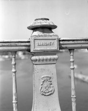 Détail du garde-corps : vue de l'inscription et du blason de la ville de Gray sur le balustre central. © Région Bourgogne-Franche-Comté, Inventaire du patrimoine