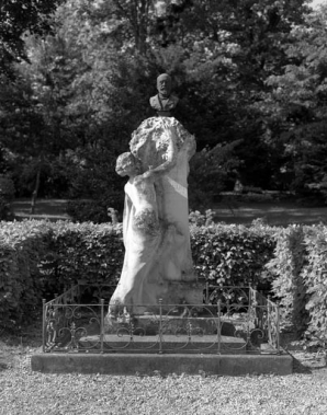 Monument à la mémoire du docteur Maurice Signard : vue d'ensemble. © Région Bourgogne-Franche-Comté, Inventaire du patrimoine