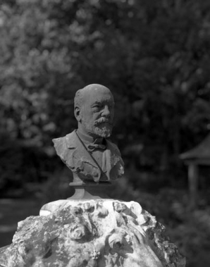 Monument à la mémoire du docteur Maurice Signard : détail du buste. © Région Bourgogne-Franche-Comté, Inventaire du patrimoine