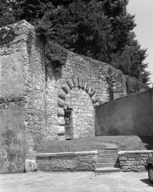 Vue du mur d'enceinte à gauche du bâtiment du musée. © Région Bourgogne-Franche-Comté, Inventaire du patrimoine