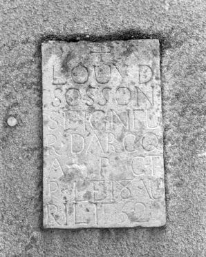 Inscription située sur la façade postérieure de l'aile droite. © Région Bourgogne-Franche-Comté, Inventaire du patrimoine