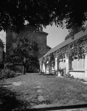 Reste du cloître des carmes dans la cour de la maison AY16 : vue de trois quarts droit. © Région Bourgogne-Franche-Comté, Inventaire du patrimoine