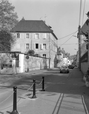 Partie droite de l'ancien couvent : façade antérieure de l'immeuble AY17 depuis la rue Victor Hugo. © Région Bourgogne-Franche-Comté, Inventaire du patrimoine