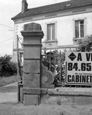 détail de la pile droite du portail d'entrée de la cour. © Région Bourgogne-Franche-Comté, Inventaire du patrimoine