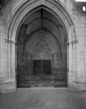 Vue de la porte principale depuis l'entrée du porche. © Région Bourgogne-Franche-Comté, Inventaire du patrimoine