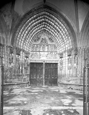 Vue de la porte principale, de face. © Région Bourgogne-Franche-Comté, Inventaire du patrimoine