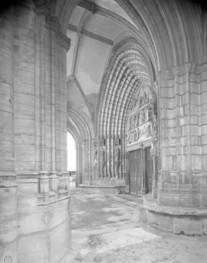 vue de la porte principale, de trois quarts droit depuis le porche. © Région Bourgogne-Franche-Comté, Inventaire du patrimoine