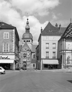 Bras du transept et tour-clocher depuis la place de Gaulle. © Région Bourgogne-Franche-Comté, Inventaire du patrimoine