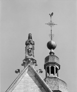 Bras du transept : détail de la statue au sommet du pignon. © Région Bourgogne-Franche-Comté, Inventaire du patrimoine