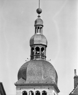 Tour-clocher : détail du bulbe et du lanternon. © Région Bourgogne-Franche-Comté, Inventaire du patrimoine