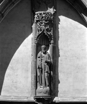 Bras droit du transept : détail de la statue de saint Pierre Fourier au dessus de la porte d'entrée. © Région Bourgogne-Franche-Comté, Inventaire du patrimoine
