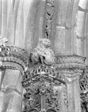 Façade antérieure, portail : porte centrale, détail du départ gauche du premier rouleau de la voussure. © Région Bourgogne-Franche-Comté, Inventaire du patrimoine