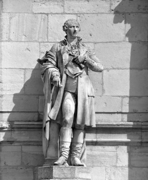 Détail de la statue, de face. © Région Bourgogne-Franche-Comté, Inventaire du patrimoine