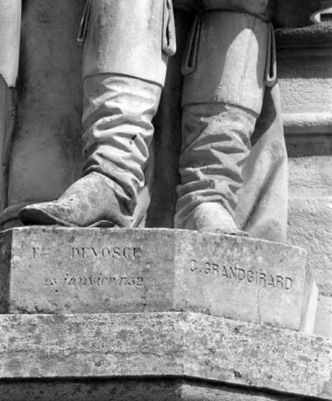 Détail du socle de la statue. © Région Bourgogne-Franche-Comté, Inventaire du patrimoine