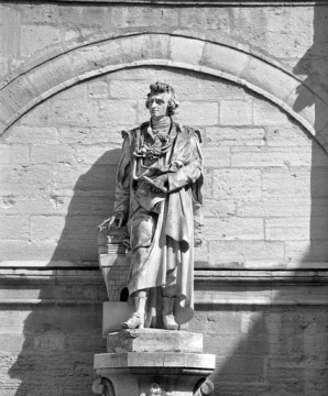 Détail de la statue, de face. © Région Bourgogne-Franche-Comté, Inventaire du patrimoine