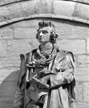 Détail du buste de la statue, de face. © Région Bourgogne-Franche-Comté, Inventaire du patrimoine