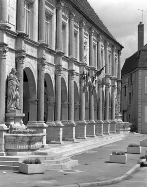 Vue rapprochée de la façade antérieure, de trois quarts gauche. © Région Bourgogne-Franche-Comté, Inventaire du patrimoine