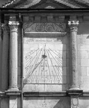 Façade antérieure : détail du cadran solaire sur la travée gauche du premier étage. © Région Bourgogne-Franche-Comté, Inventaire du patrimoine