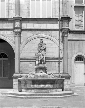 Façade antérieure : détail d'une partie du rez-de-chaussée avec la fontaine dite de Romé de l'Isle. © Région Bourgogne-Franche-Comté, Inventaire du patrimoine