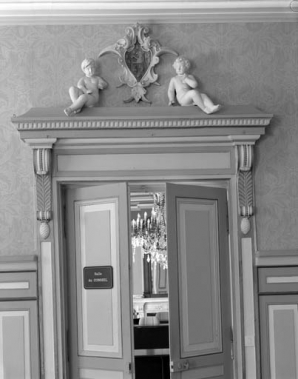 Intérieur, la salle des mariages : détail de la partie supérieure de la porte donnant accès à la salle du conseil. © Région Bourgogne-Franche-Comté, Inventaire du patrimoine