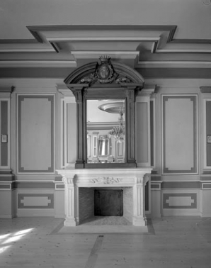 Intérieur, salle du conseil : détail de la cheminée. © Région Bourgogne-Franche-Comté, Inventaire du patrimoine