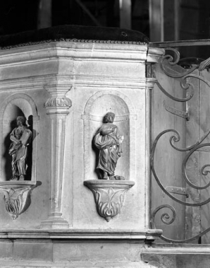 Détail de la cuve : partie droite avec statuette d'un évangéliste. © Région Bourgogne-Franche-Comté, Inventaire du patrimoine