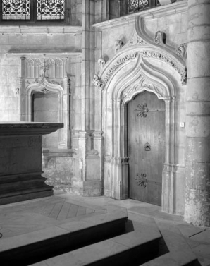Intérieur : choeur, détail de la porte d'entrée de la sacristie droite. © Région Bourgogne-Franche-Comté, Inventaire du patrimoine