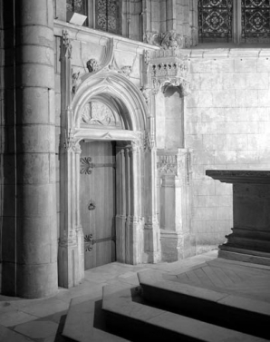 Intérieur : choeur, détail de la porte d'entrée de la sacristie gauche et du tabernacle mural. © Région Bourgogne-Franche-Comté, Inventaire du patrimoine