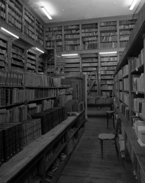 Intérieur : vue d'ensemble de la bibliothèque. © Région Bourgogne-Franche-Comté, Inventaire du patrimoine