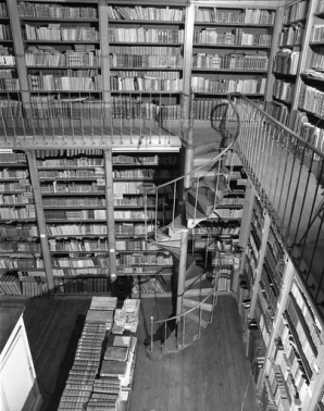 Intérieur : détail de l'escalier de la galerie de la bibliothèque. © Région Bourgogne-Franche-Comté, Inventaire du patrimoine