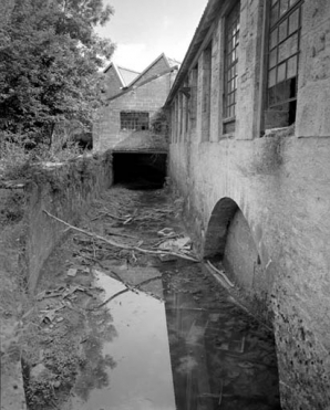 Ancien magasin d'huile et canal au long de la clouterie. © Région Bourgogne-Franche-Comté, Inventaire du patrimoine