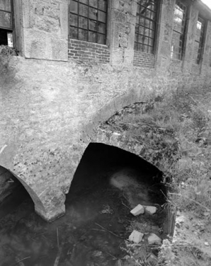 Entrée du canal passant sous la clouterie. © Région Bourgogne-Franche-Comté, Inventaire du patrimoine