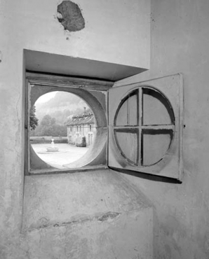 Fontaine et logement d'ouvriers depuis un oculus de la conciergerie. © Région Bourgogne-Franche-Comté, Inventaire du patrimoine
