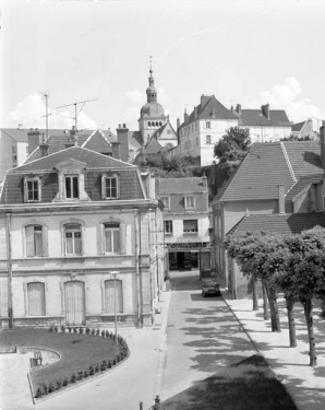 Vue du bâtiment administratif depuis l'hôtel-dieu. © Région Bourgogne-Franche-Comté, Inventaire du patrimoine