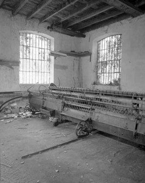 Chariot du module de gauche. Au premier plan, rail de guidage du chariot. Le volet ouvert laisse apparaître le système d'entrainement des broches. © Région Bourgogne-Franche-Comté, Inventaire du patrimoine