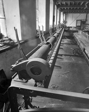 Ratelier du module de gauche.De gauche à droite, supports des cannelles, tambours cannelés et cylindres presseurs (surmontant les cylindres alimentaires non visibles). © Région Bourgogne-Franche-Comté, Inventaire du patrimoine