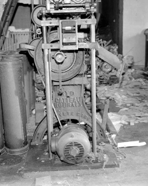 Moteur et inscription (extrémité gauche). © Région Bourgogne-Franche-Comté, Inventaire du patrimoine