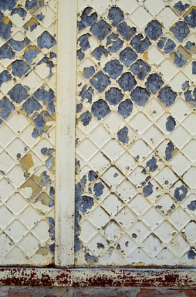 Détail d'un panneau métallique (façade latérale gauche). © Région Bourgogne-Franche-Comté, Inventaire du patrimoine
