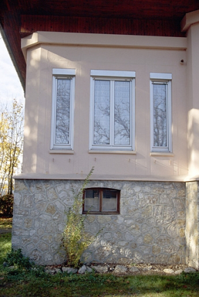 Façade antérieure : fenêtres du renfoncement à gauche. © Région Bourgogne-Franche-Comté, Inventaire du patrimoine