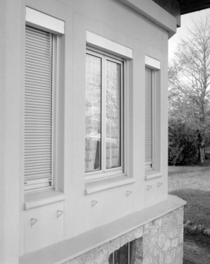 Façade antérieure : fenêtres du renfoncement à droite. © Région Bourgogne-Franche-Comté, Inventaire du patrimoine