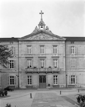 Vue de l'avant-corps central du bâtiment principal, de face. © Région Bourgogne-Franche-Comté, Inventaire du patrimoine