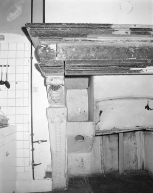Détail de la partie gauche de la cheminée. © Région Bourgogne-Franche-Comté, Inventaire du patrimoine