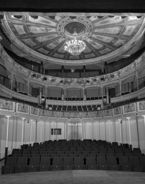 Intérieur : vue de la salle depuis la scène. © Région Bourgogne-Franche-Comté, Inventaire du patrimoine